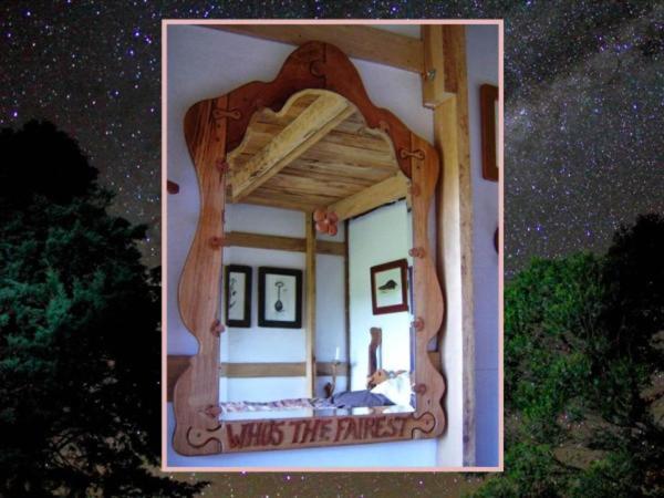 Sycamore Avenue Treehouses & Cottages Accommodation Windy Room photo